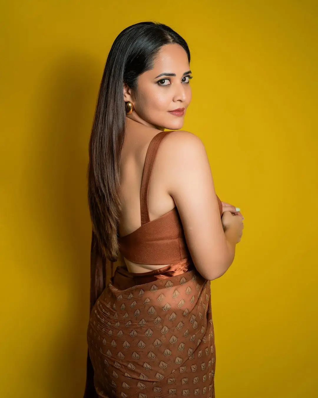 Anasuya Bharadwaj Stills in Maroon Saree Sleeveless Blouse